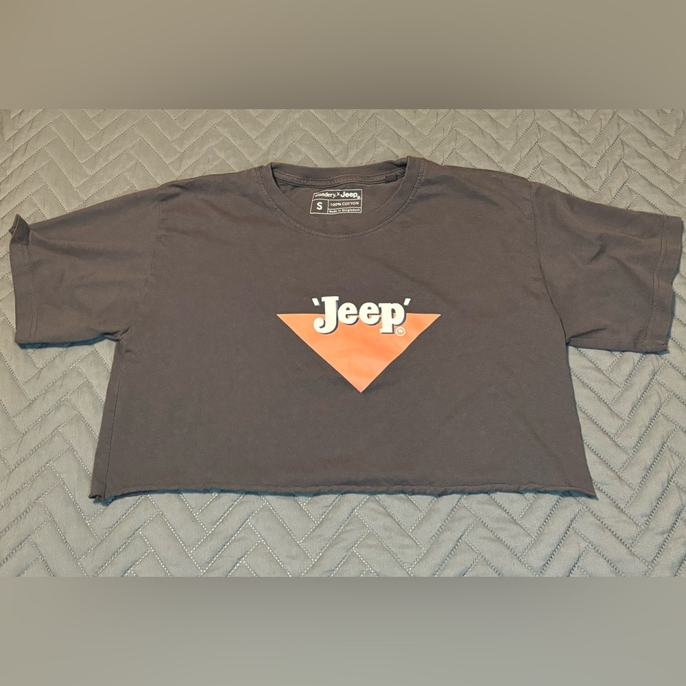 Wondery x‎ crop t-shirt with an orange triangle Jeep logo. Size small
